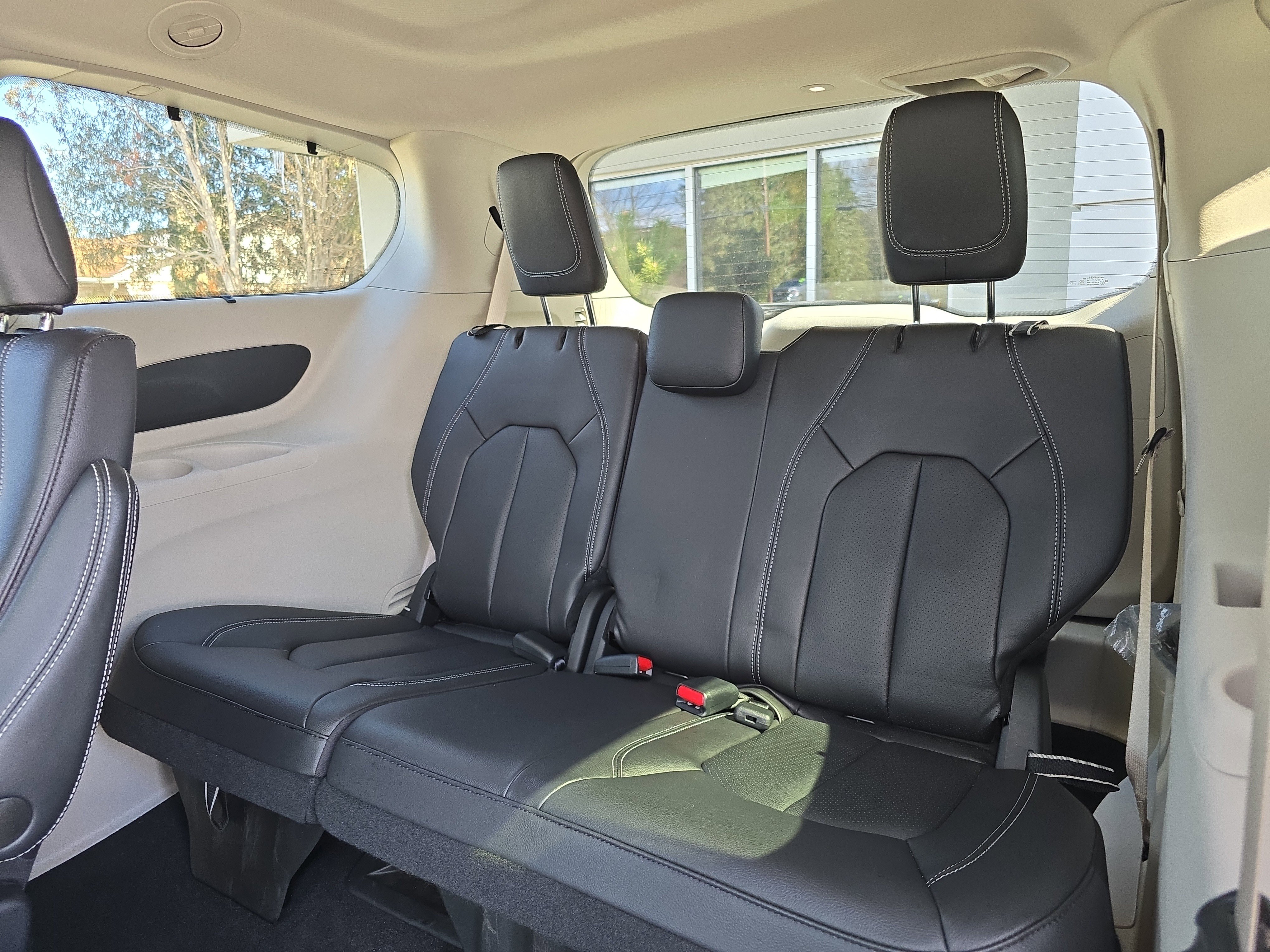 Used 2022 Chrysler Pacifica Touring-L image 15