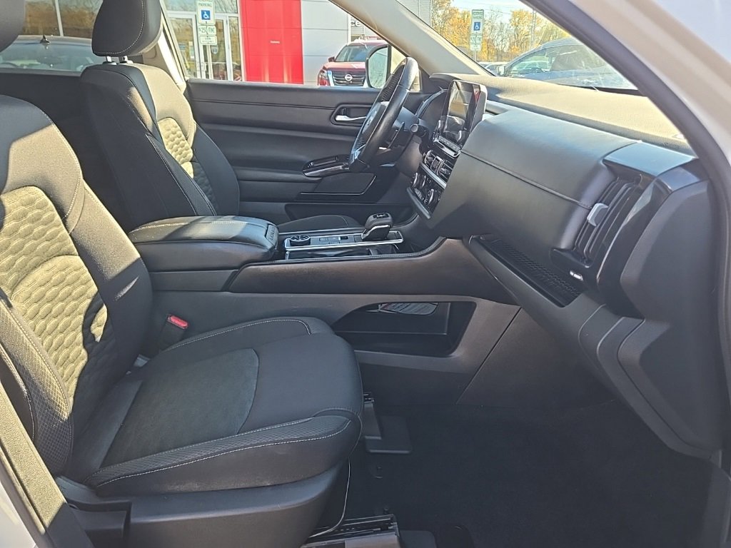 Used 2022 Nissan Pathfinder SV w/ SV Black Package image 23