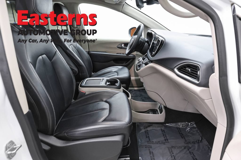 Used 2023 Chrysler Pacifica Touring-L FWD image 23