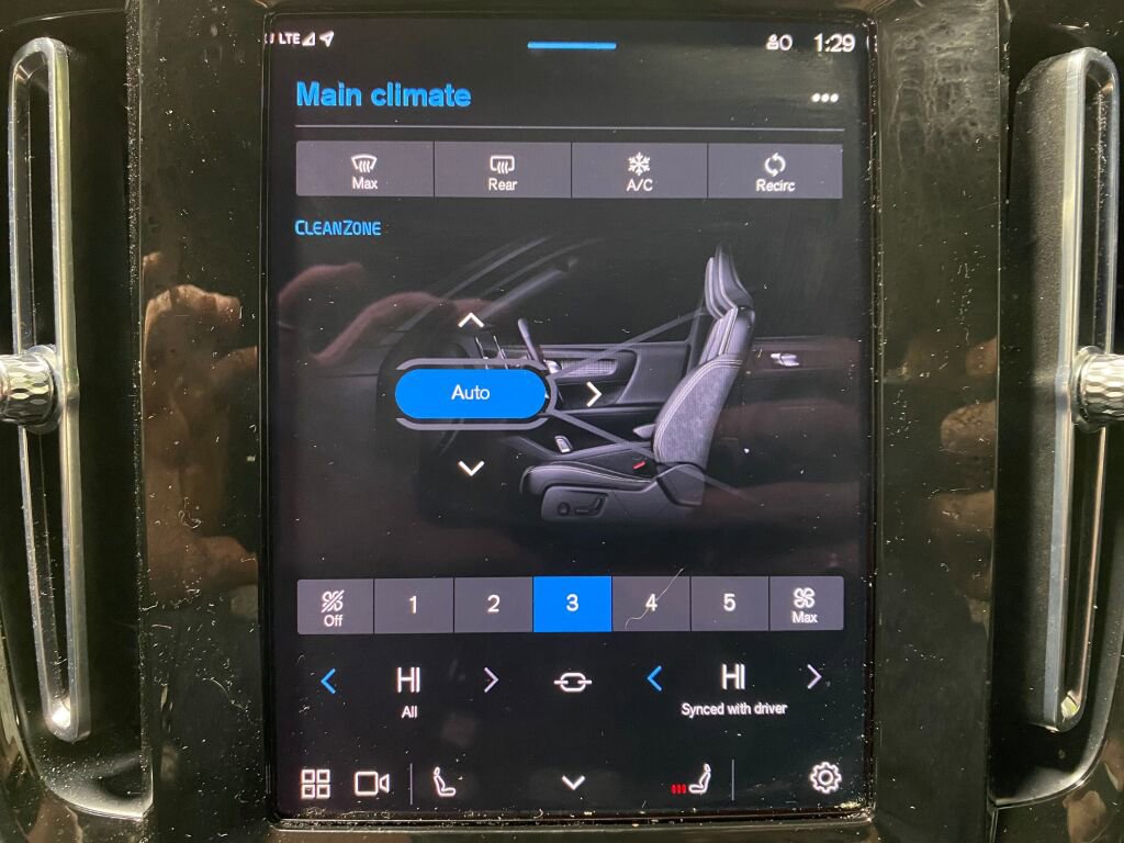 Used 2023 Volvo XC40 B5 Core image 14