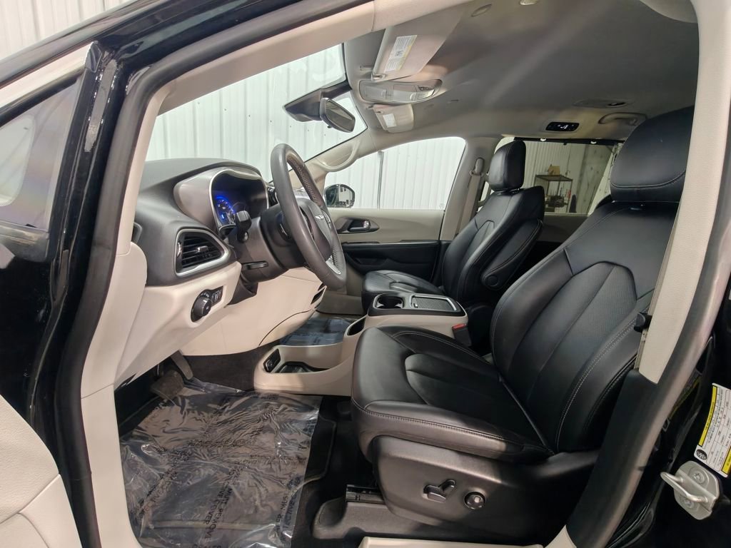 Used 2024 Chrysler Pacifica Touring-L image 25