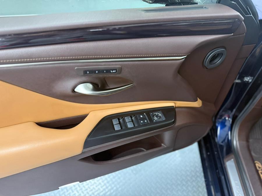 Used 2019 Lexus ES 350 w/ Premium Package image 32