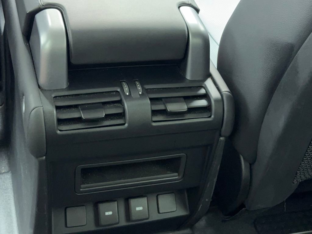 Used 2024 Land Rover Defender 90 S image 17
