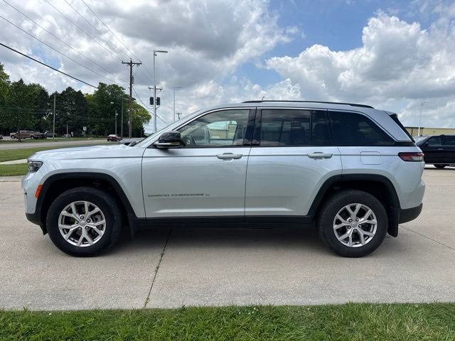 Used 2022 Jeep Grand Cherokee Limited w/ Luxury Tech Group II AWD/4WD image 4