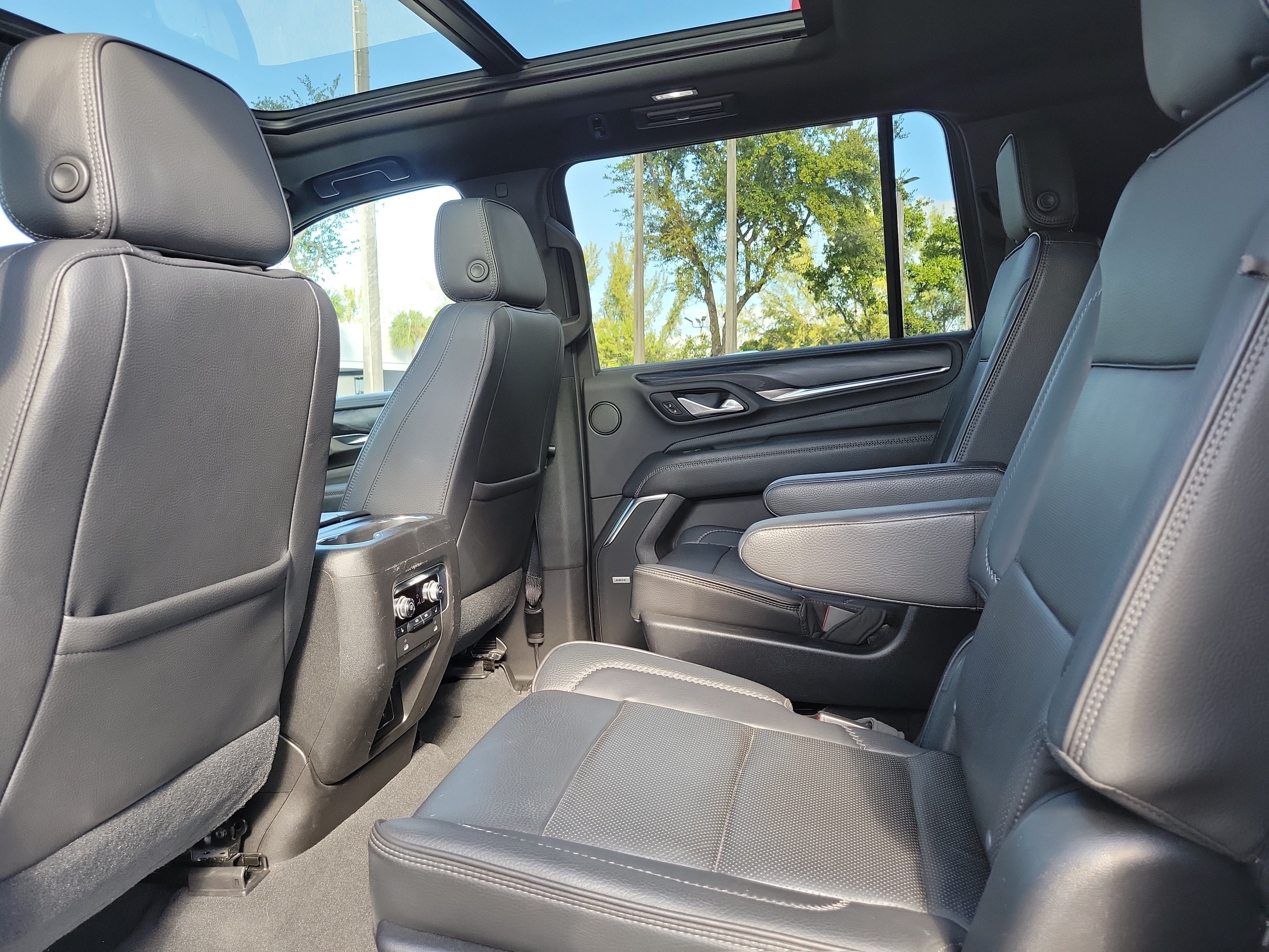 Used 2021 GMC Yukon XL Denali w/ Denali Premium Package RWD image 16