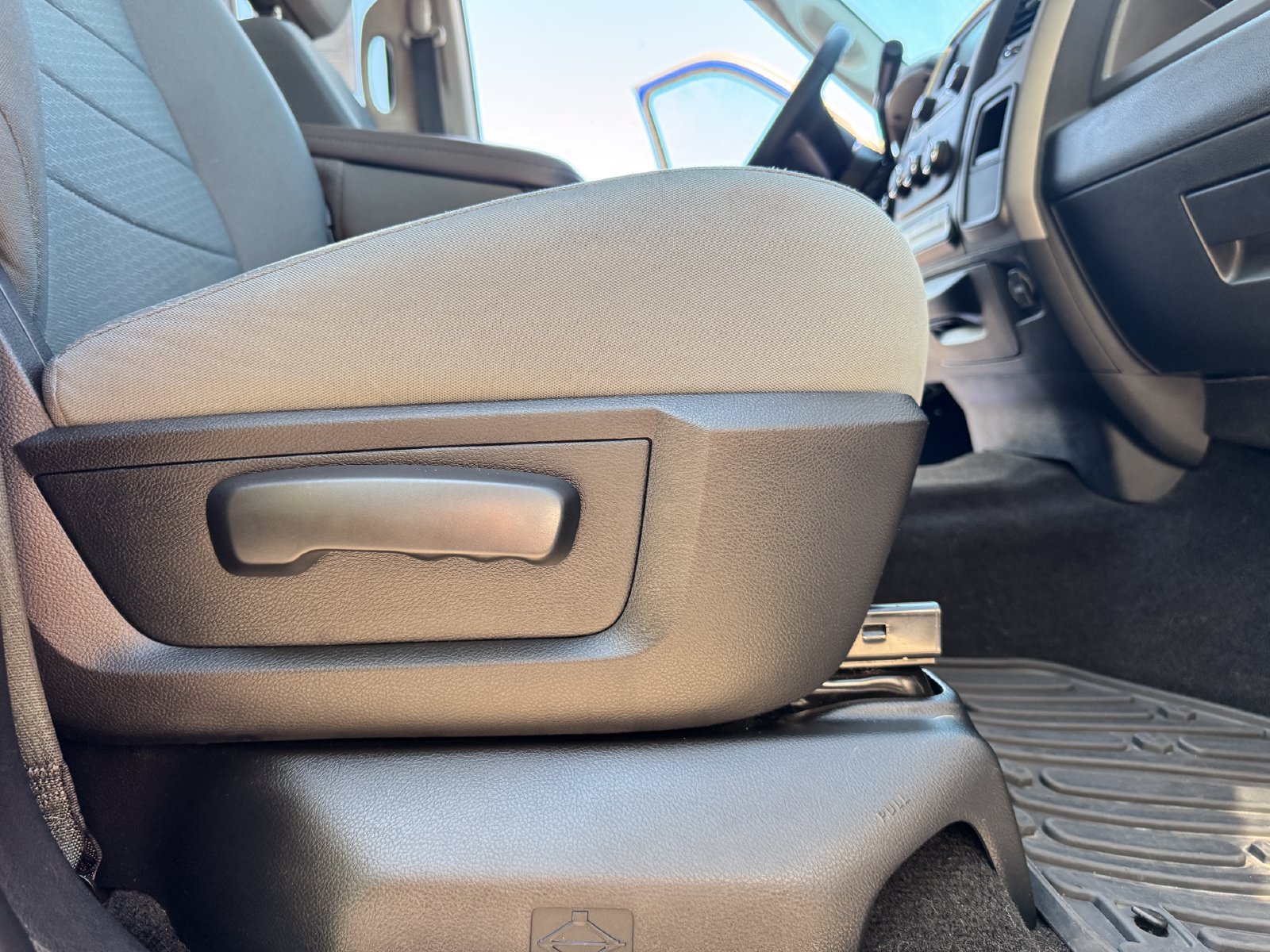 Used 2015 RAM 1500 Express AWD/4WD image 32
