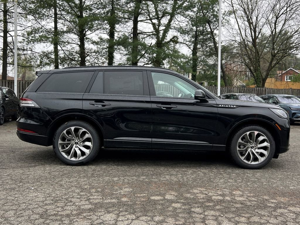 New 2026 Lincoln Aviator AWD w/ Jet Appearance Package image 3