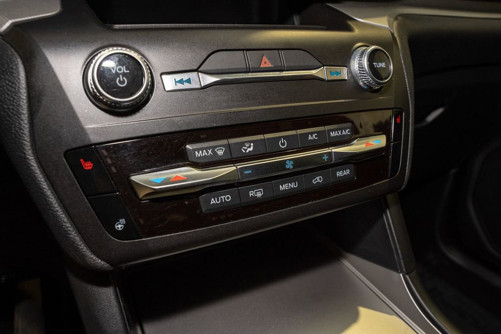 Used 2020 Ford Explorer XLT w/ Comfort Package image 15