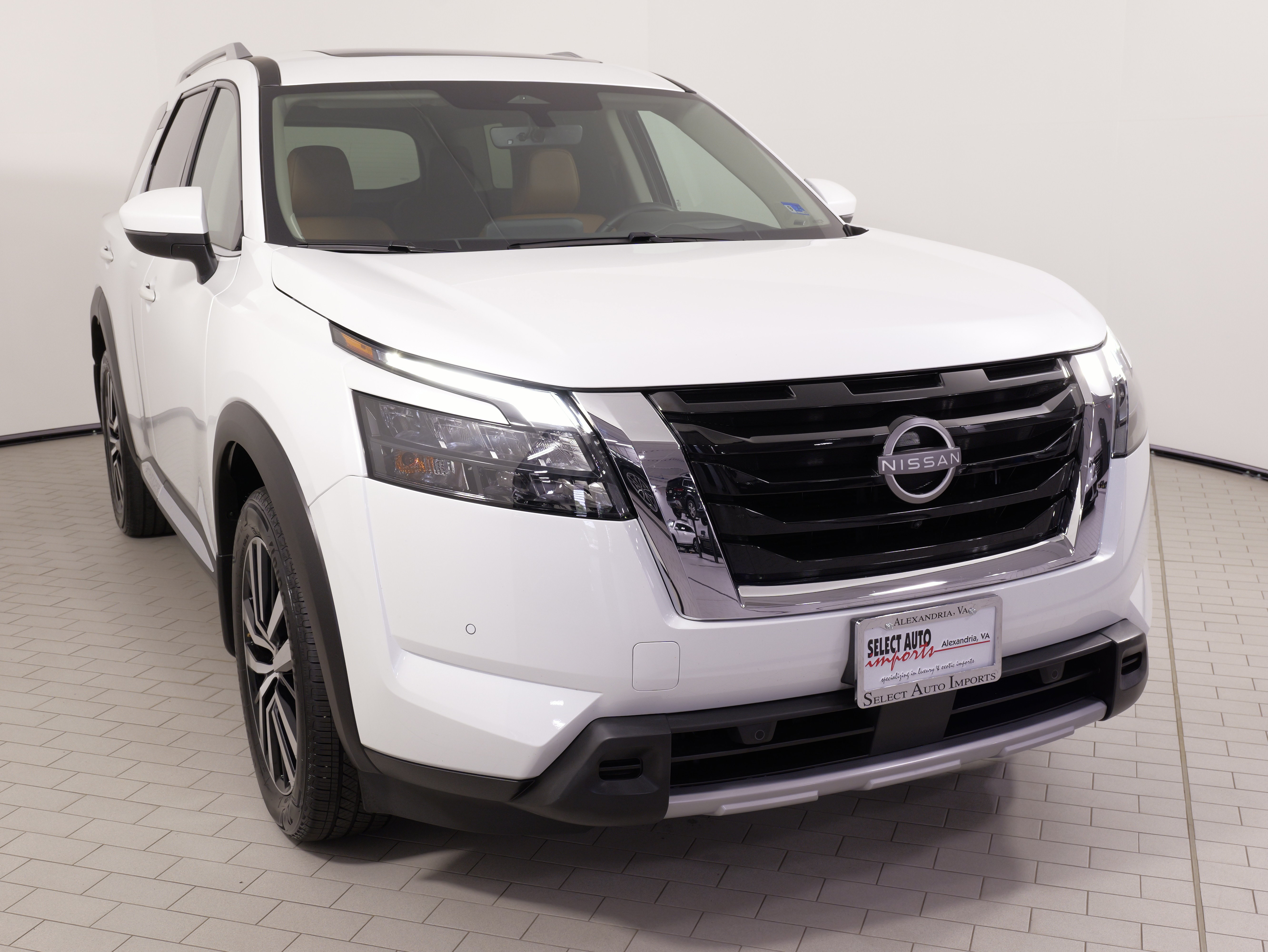 Used 2025 Nissan Pathfinder Platinum AWD/4WD image 6