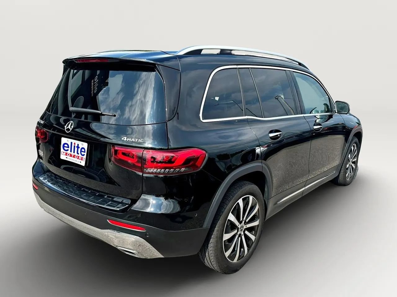 Used 2023 Mercedes-Benz GLB 250 4MATIC w/ Premium Package image 8