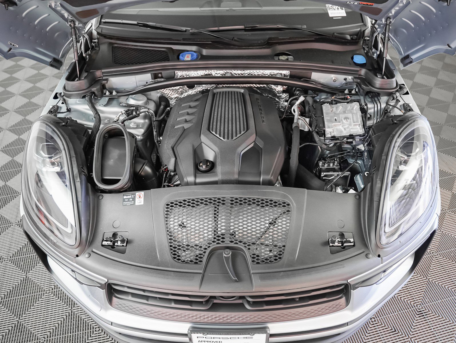 Certified 2025 Porsche Macan image 13