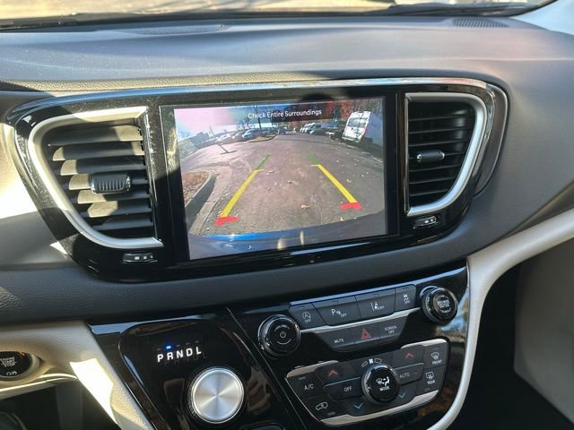 Used 2024 Chrysler Pacifica Touring-L image 27