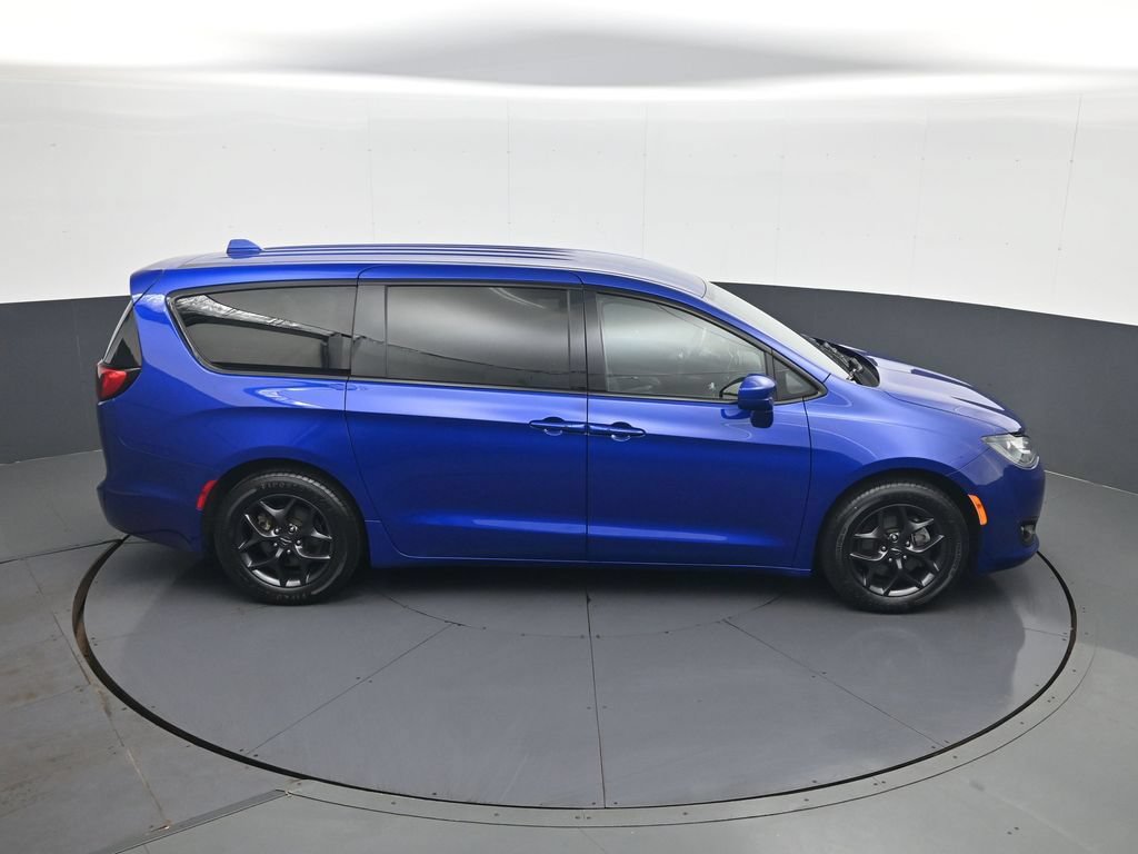 Used 2019 Chrysler Pacifica Touring Plus w/ S Appearance Package FWD image 18