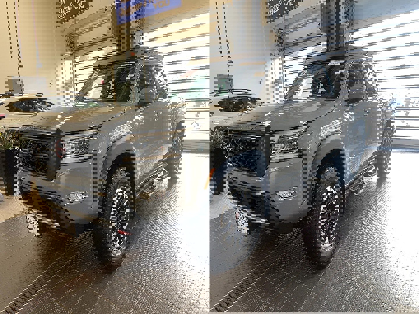 Used 2023 Nissan Frontier PRO-4X w/ Technology Package image 2