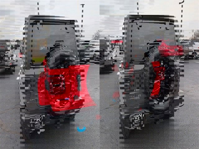 Used 2022 Jeep Wrangler Unlimited Sahara image 5