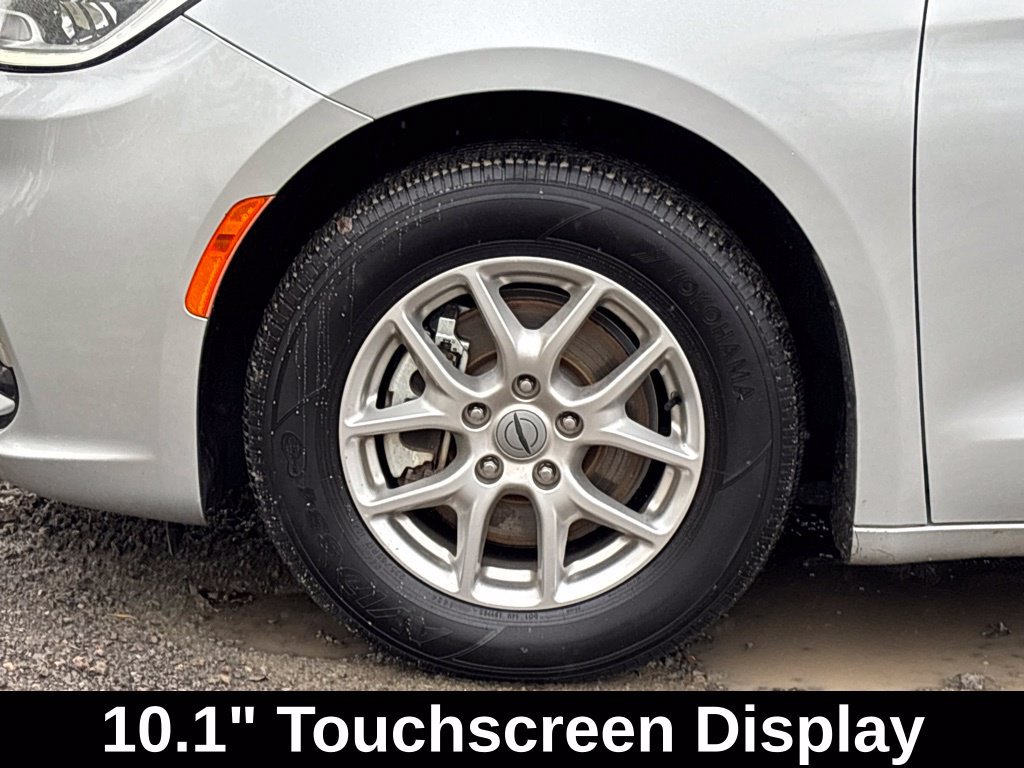 Used 2024 Chrysler Pacifica Touring-L FWD image 10