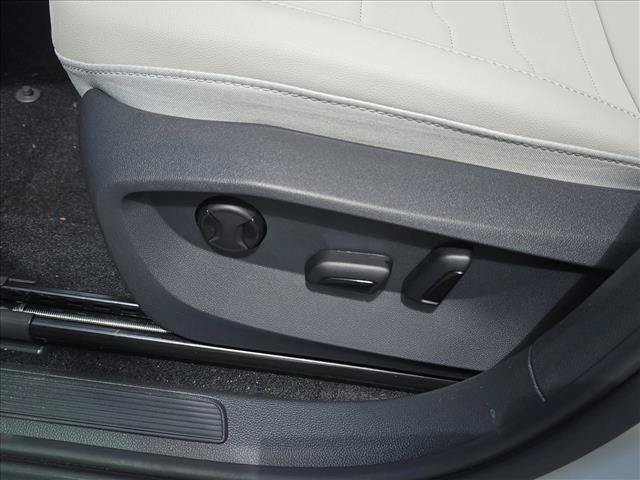 New 2026 Volkswagen Taos SE FWD image 9