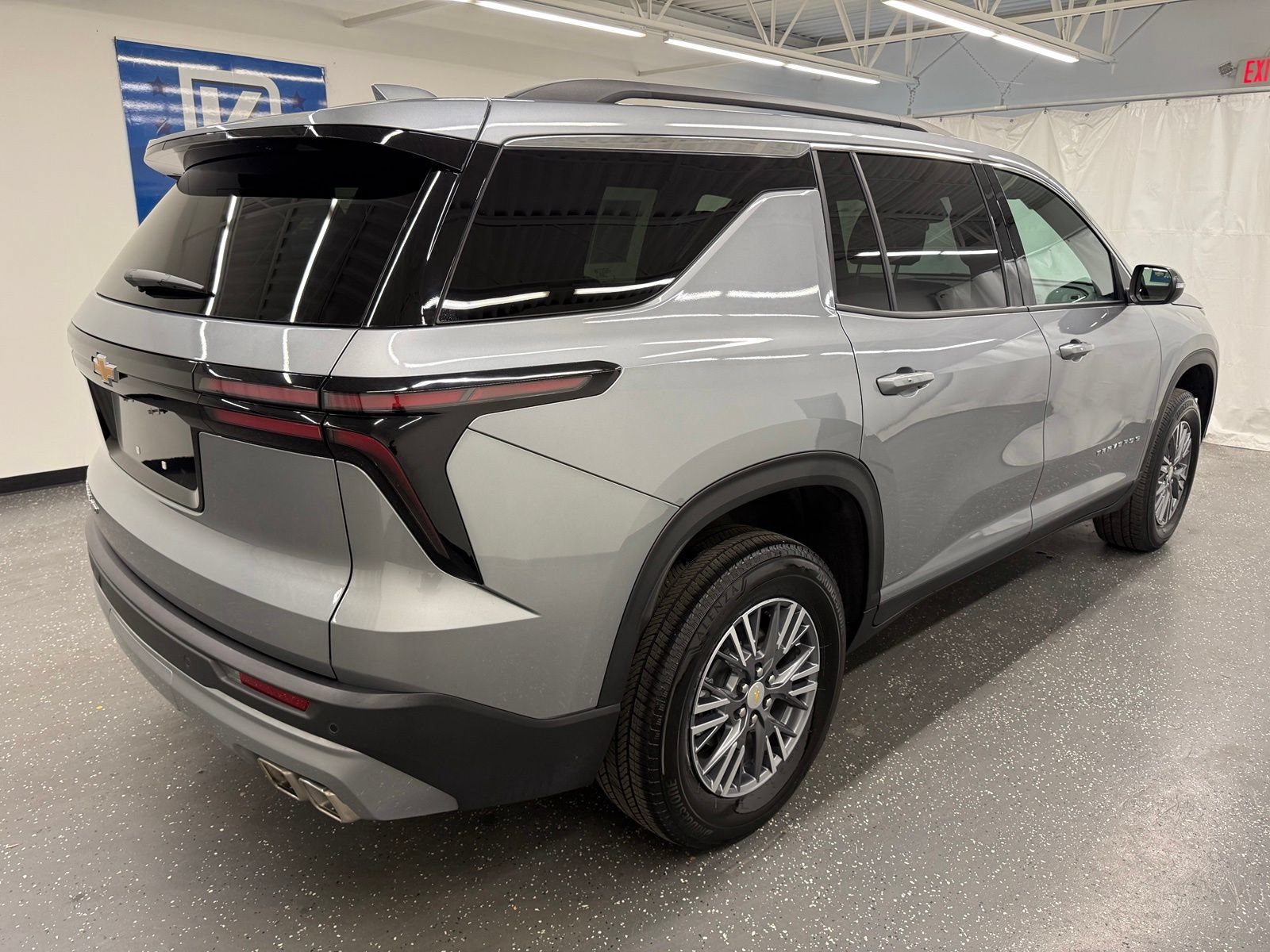 Used 2026 Chevrolet Traverse LT AWD/4WD image 2
