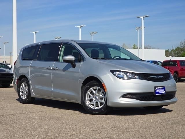 Used 2023 Chrysler Voyager LX FWD image 2