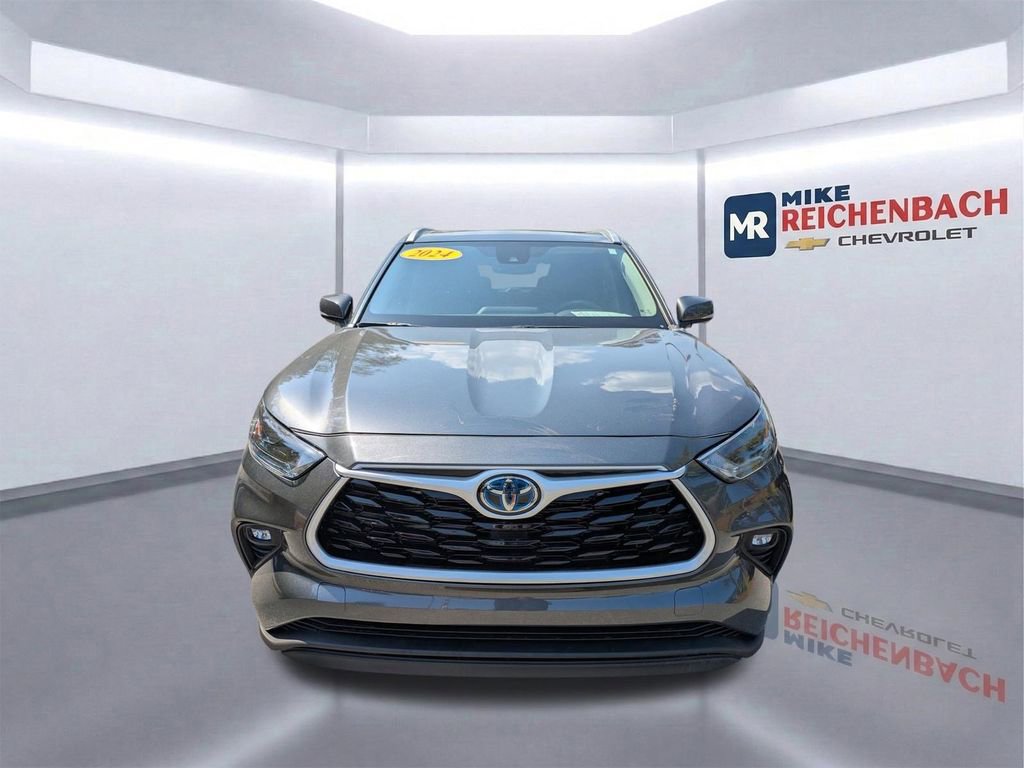 Used 2024 Toyota Highlander XLE FWD image 9