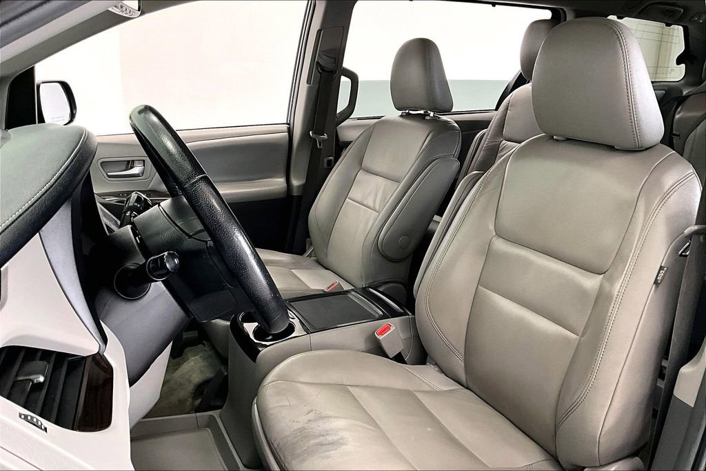 Used 2019 Toyota Sienna XLE w/ XLE Navigation Package FWD image 26