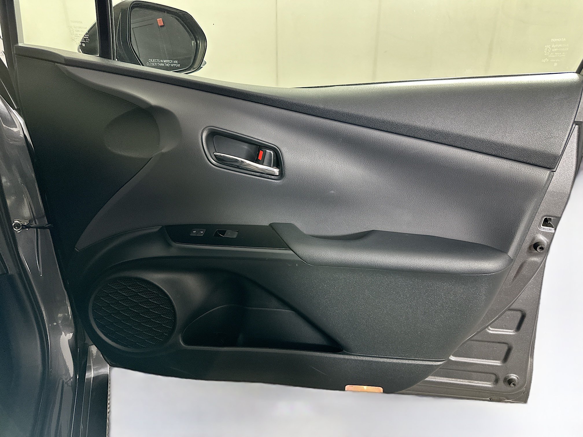 Used 2021 Toyota Prius L Eco w/ Carpet Mat Package (TMS) FWD image 29