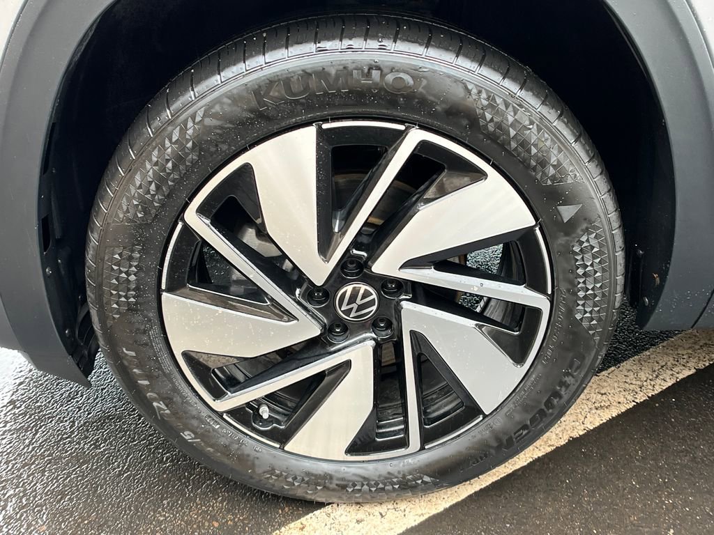Used 2025 Volkswagen Atlas SE image 24