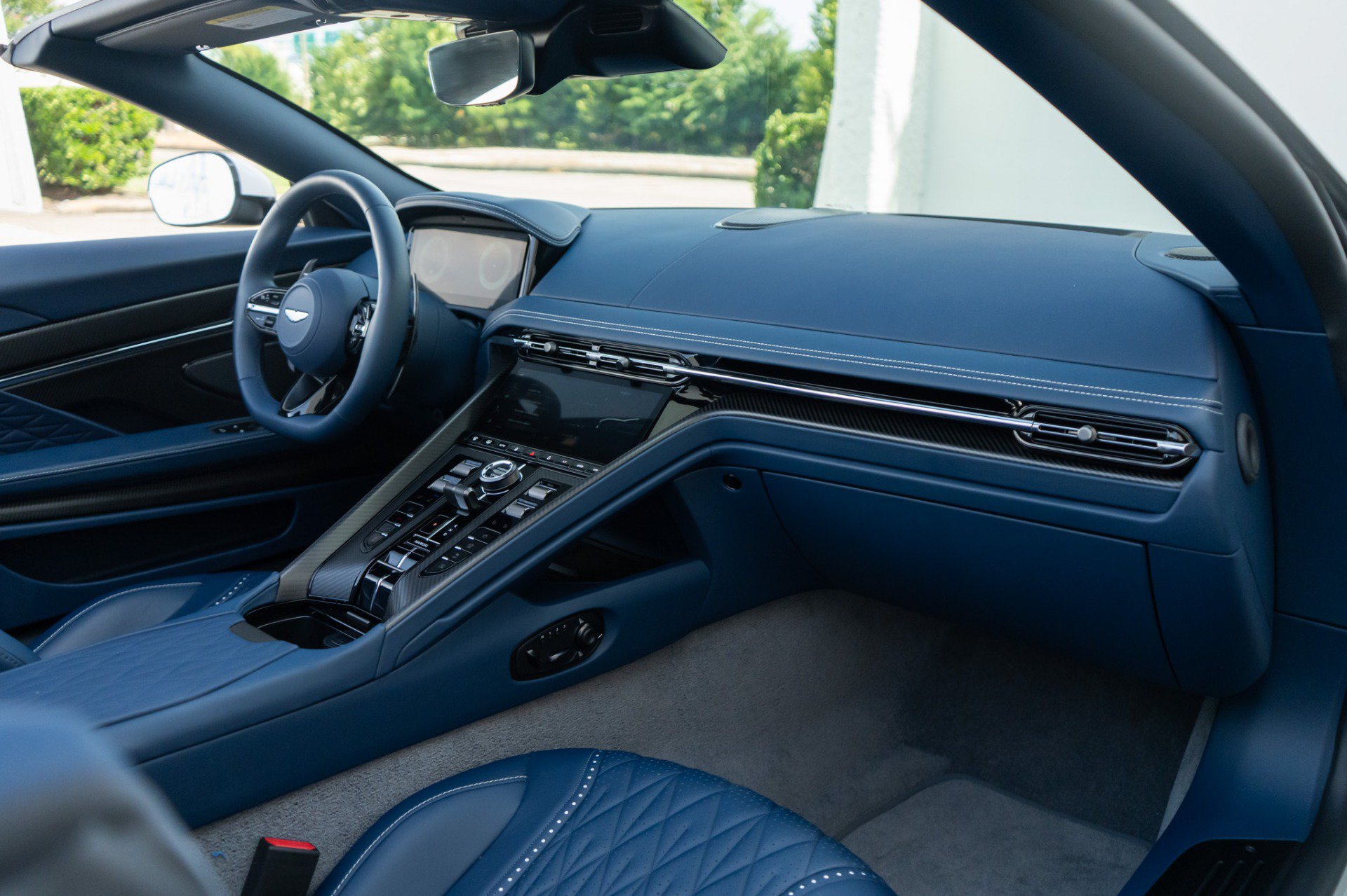 Used 2025 Aston Martin DB12 Convertible RWD image 22