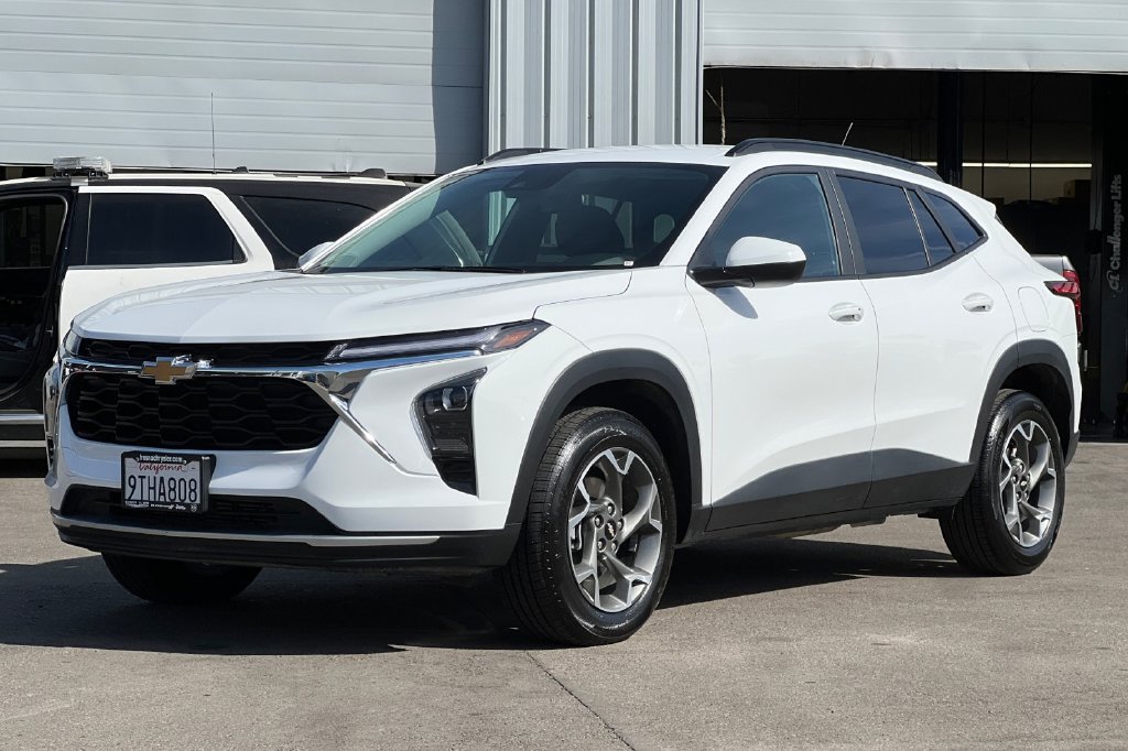 Used 2025 Chevrolet Trax LT w/ LT Convenience Package FWD image 8