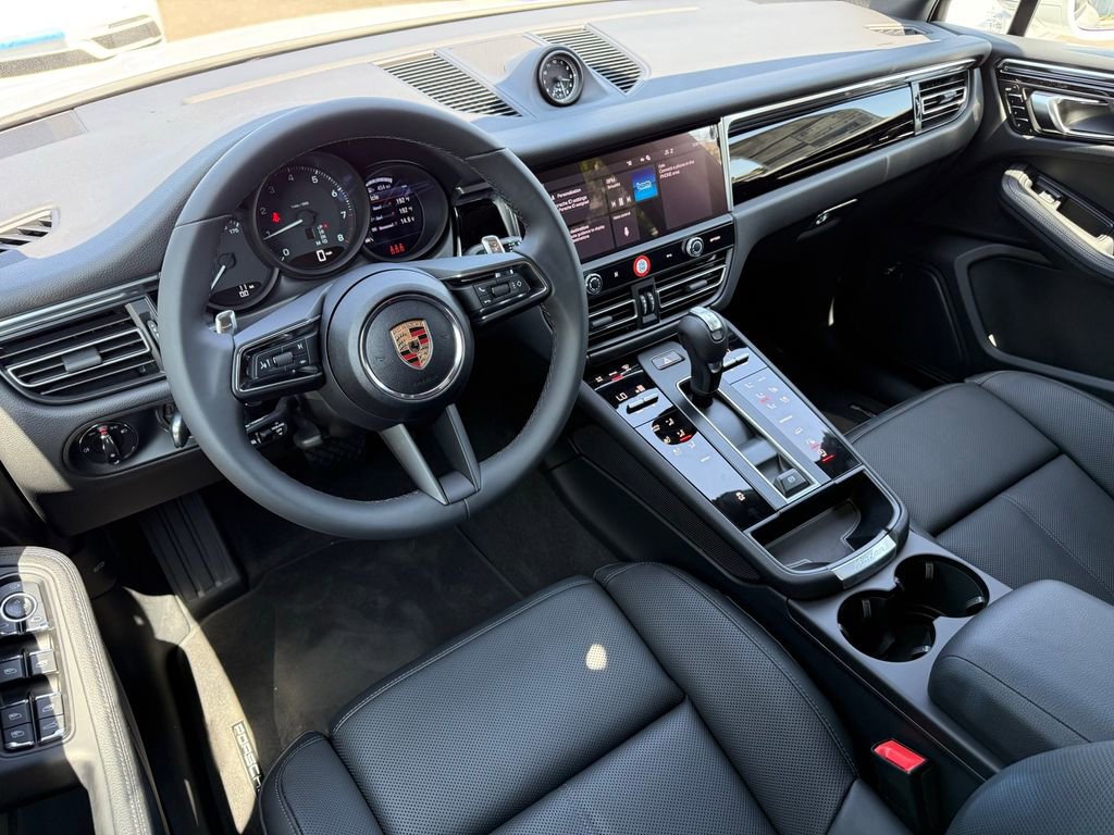 Used 2025 Porsche Macan image 4