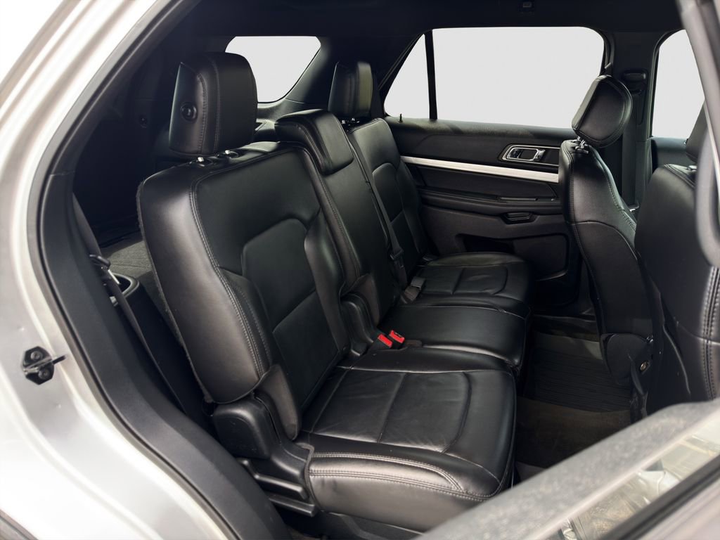 Used 2017 Ford Explorer XLT w/ Equipment Group 202A FWD image 26