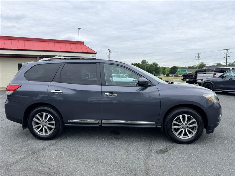 Used 2013 Nissan Pathfinder SL w/ Cargo Pkg FWD image 4
