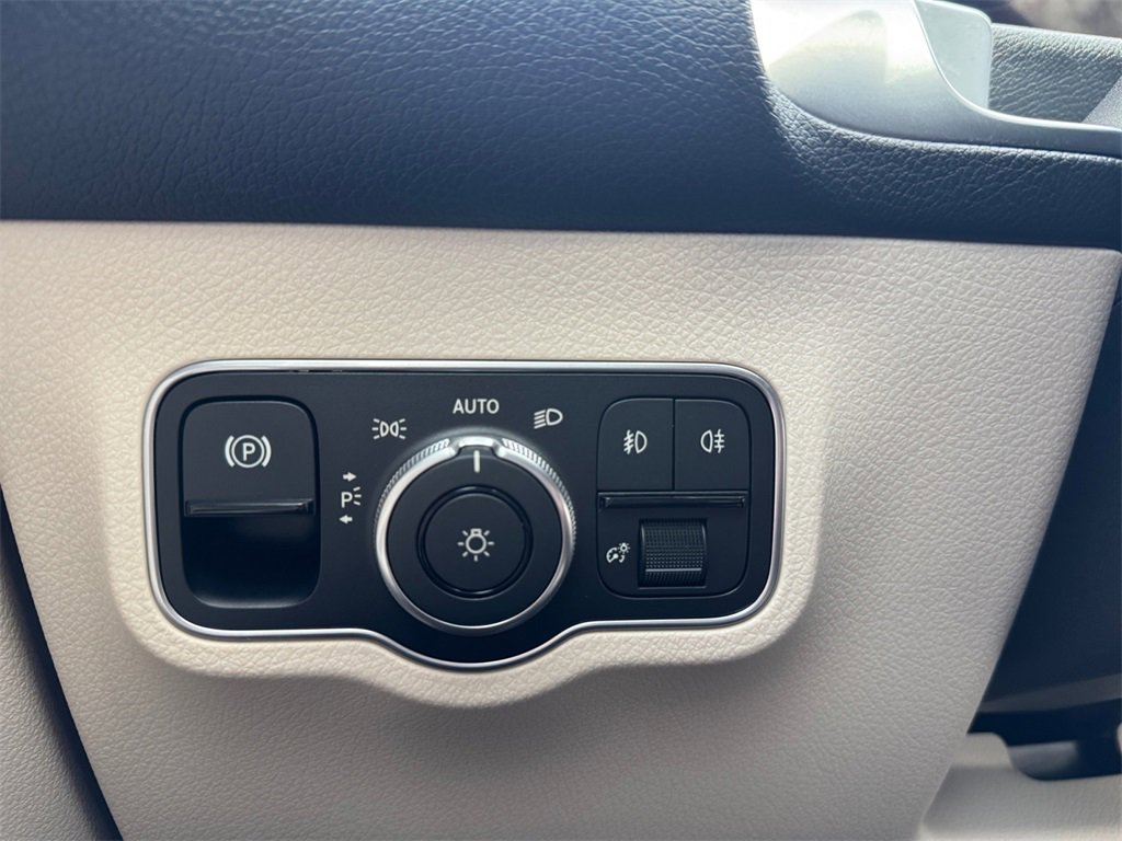 Used 2023 Mercedes-Benz GLB 250 4MATIC image 28