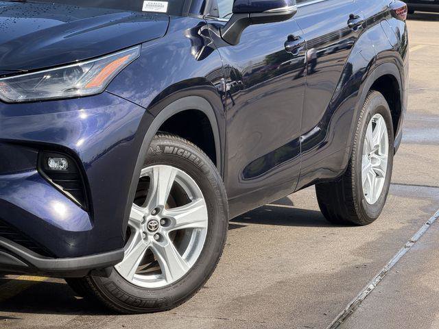 Certified 2025 Toyota Highlander LE FWD image 3