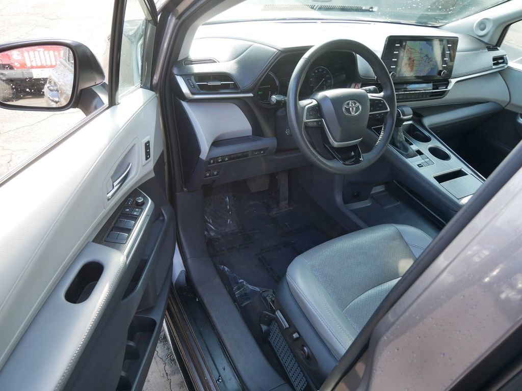 Used 2023 Toyota Sienna Limited image 10