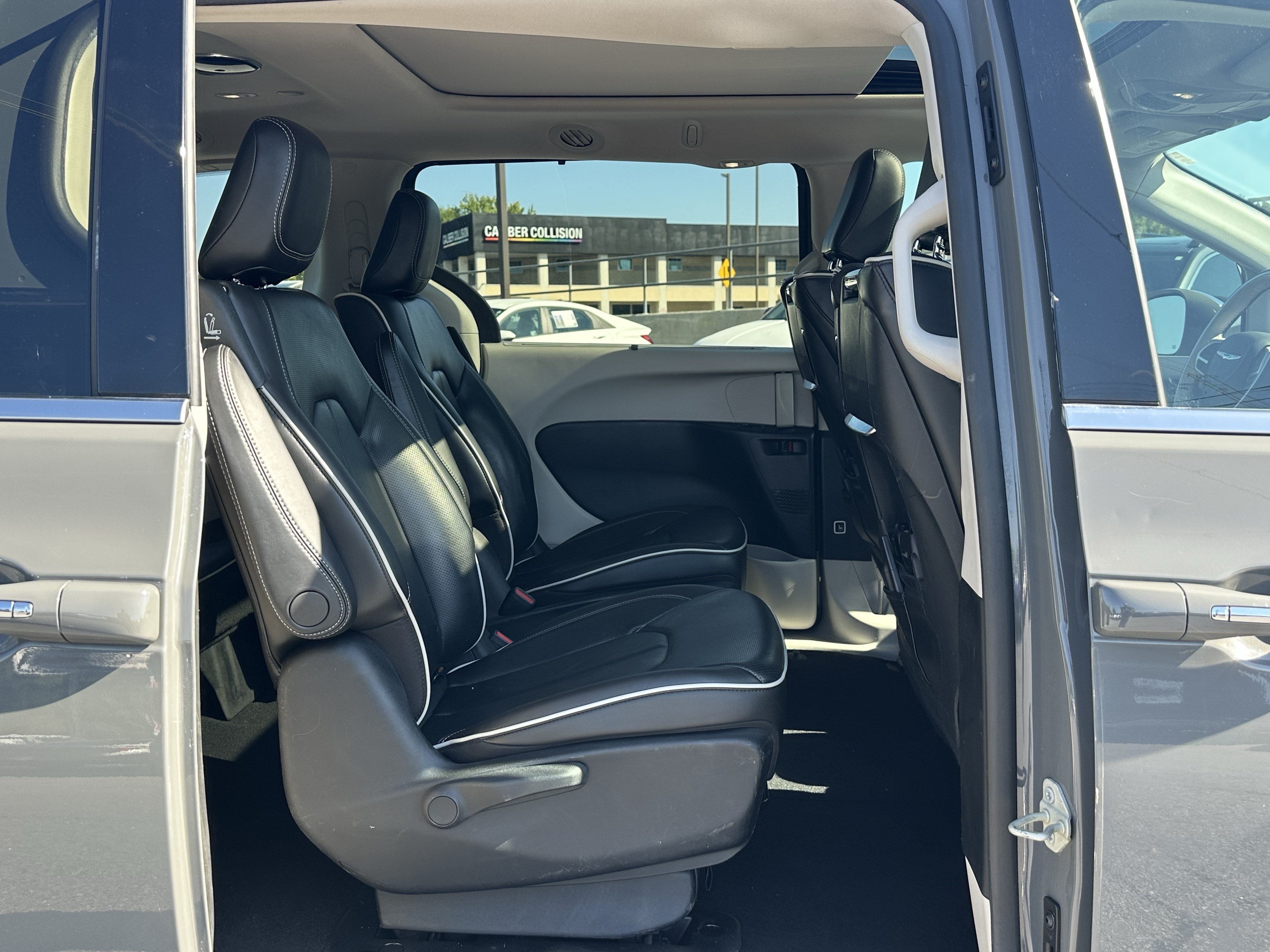 Used 2021 Chrysler Pacifica Limited w/ Uconnect Theater Family Group FWD image 16