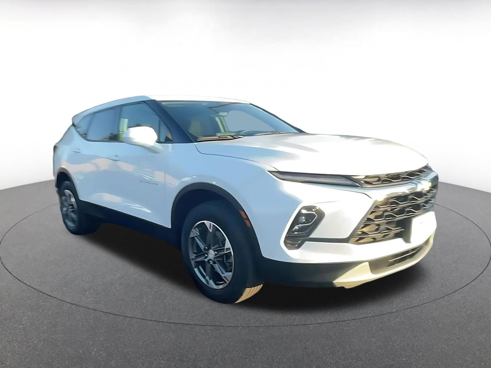 Used 2025 Chevrolet Blazer LT image 3