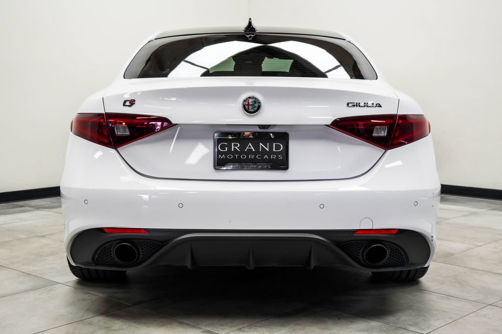 Used 2023 Alfa Romeo Giulia Veloce RWD image 9