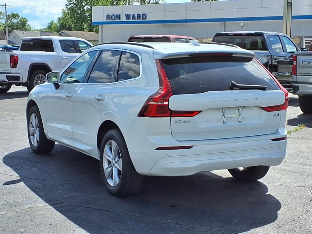 Used 2022 Volvo XC60 B5 Momentum image 2