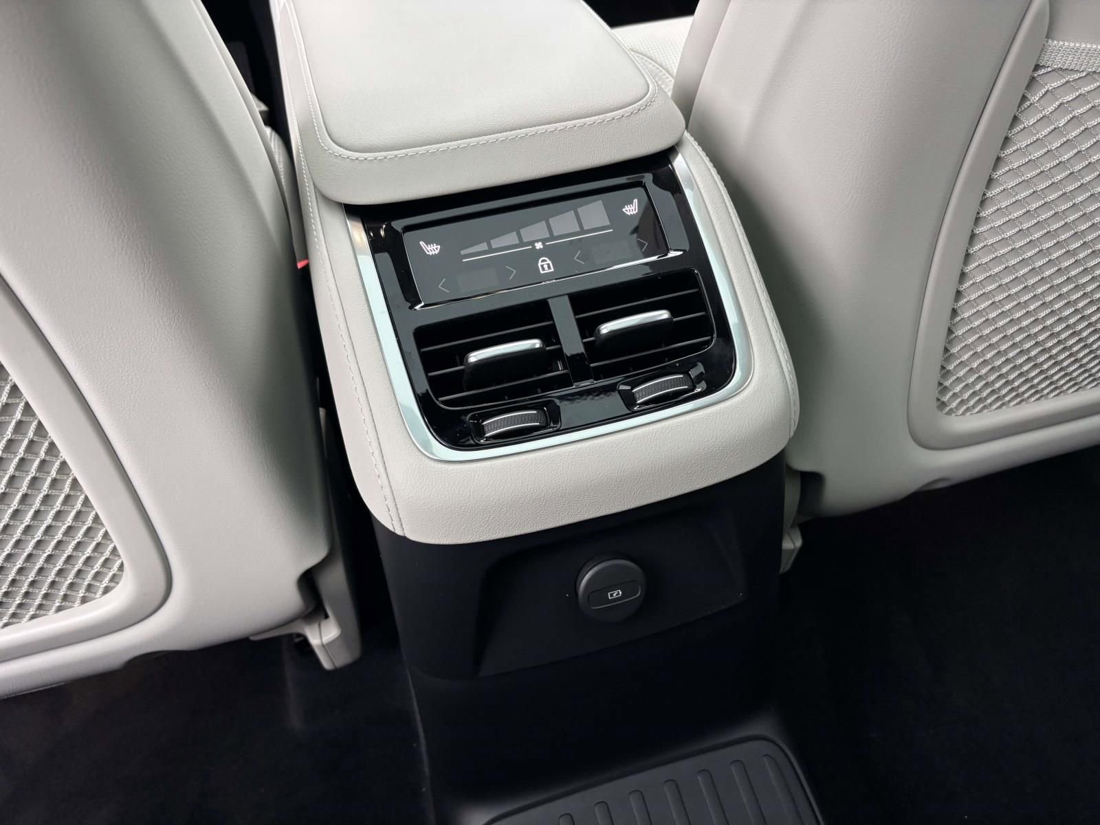 New 2026 Volvo XC90 T8 Ultra w/ Protection Package Premier AWD/4WD image 32