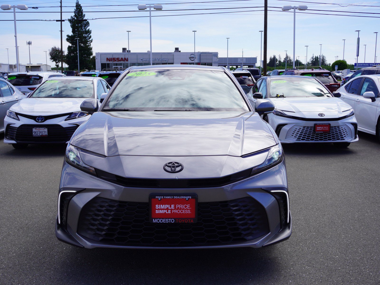 Used 2025 Toyota Camry SE w/ Convenience Package FWD image 4