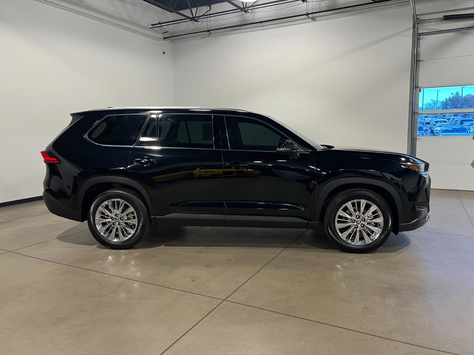 Used 2024 Toyota Grand Highlander AWD image 2