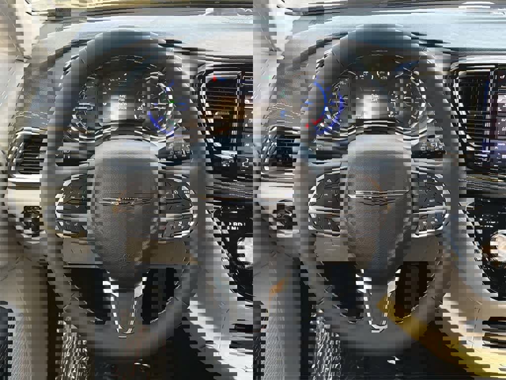 Used 2024 Chrysler Pacifica Select image 12