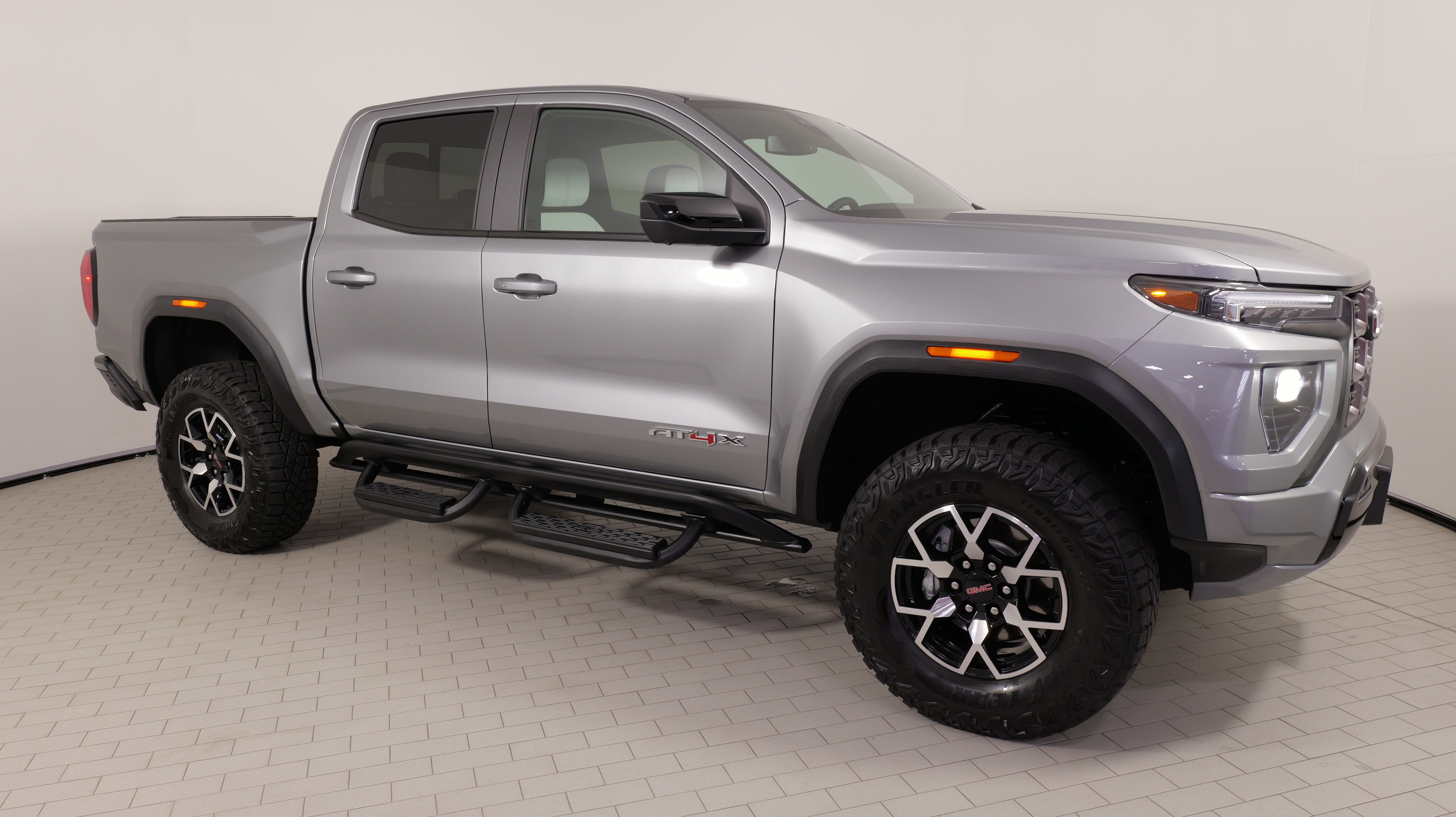 Used 2024 GMC Canyon AT4X AWD/4WD image 8