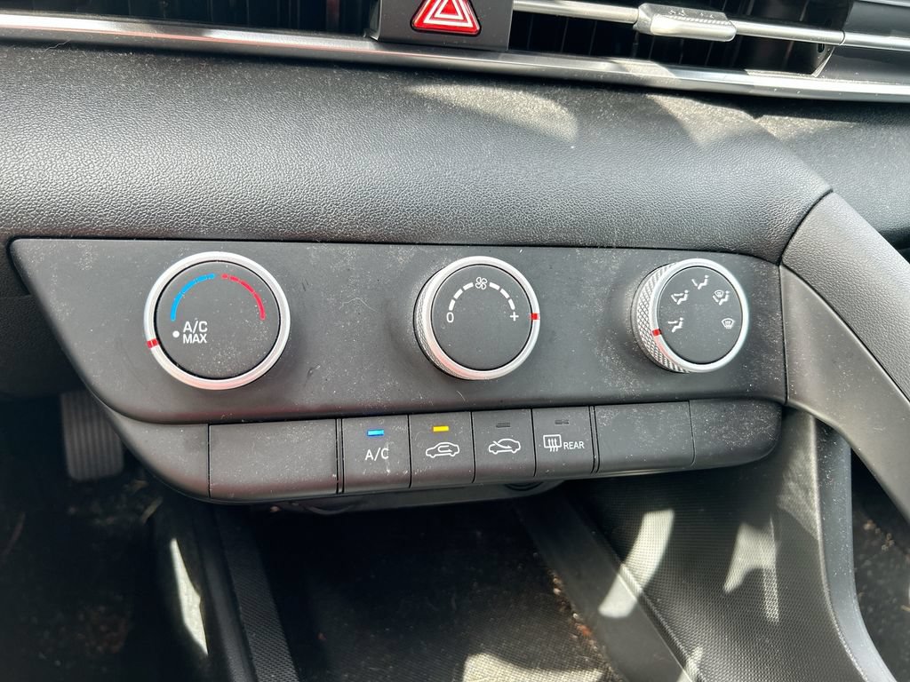 Used 2021 Hyundai Elantra SE FWD image 21