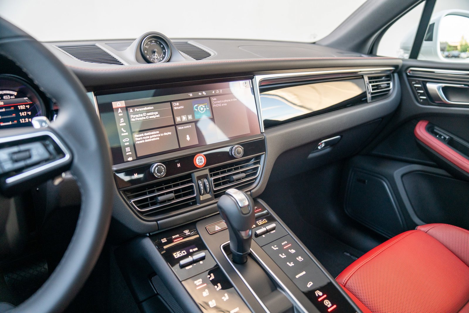 Certified 2025 Porsche Macan image 14