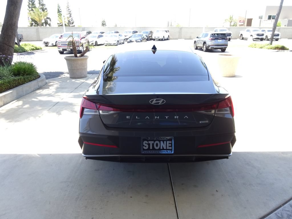 Used 2025 Hyundai Elantra Hybrid FWD image 7