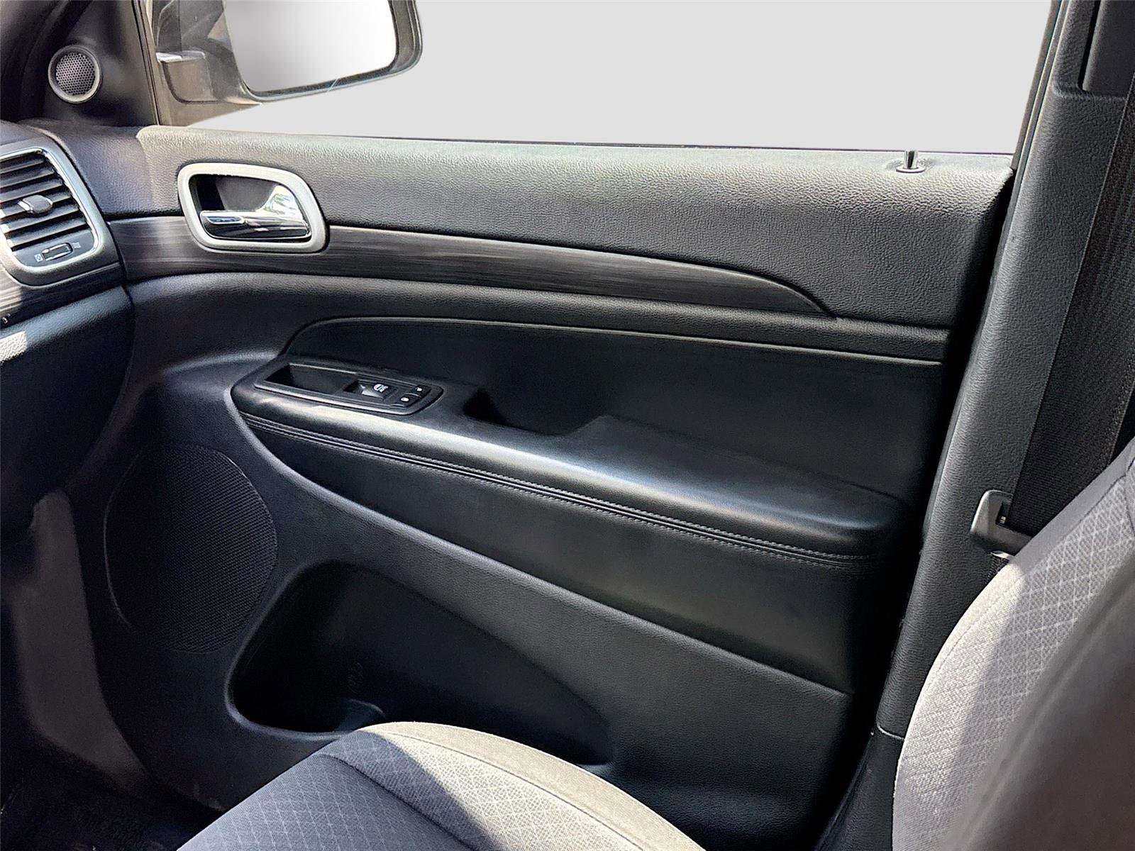 Used 2019 Jeep Grand Cherokee Laredo RWD image 22