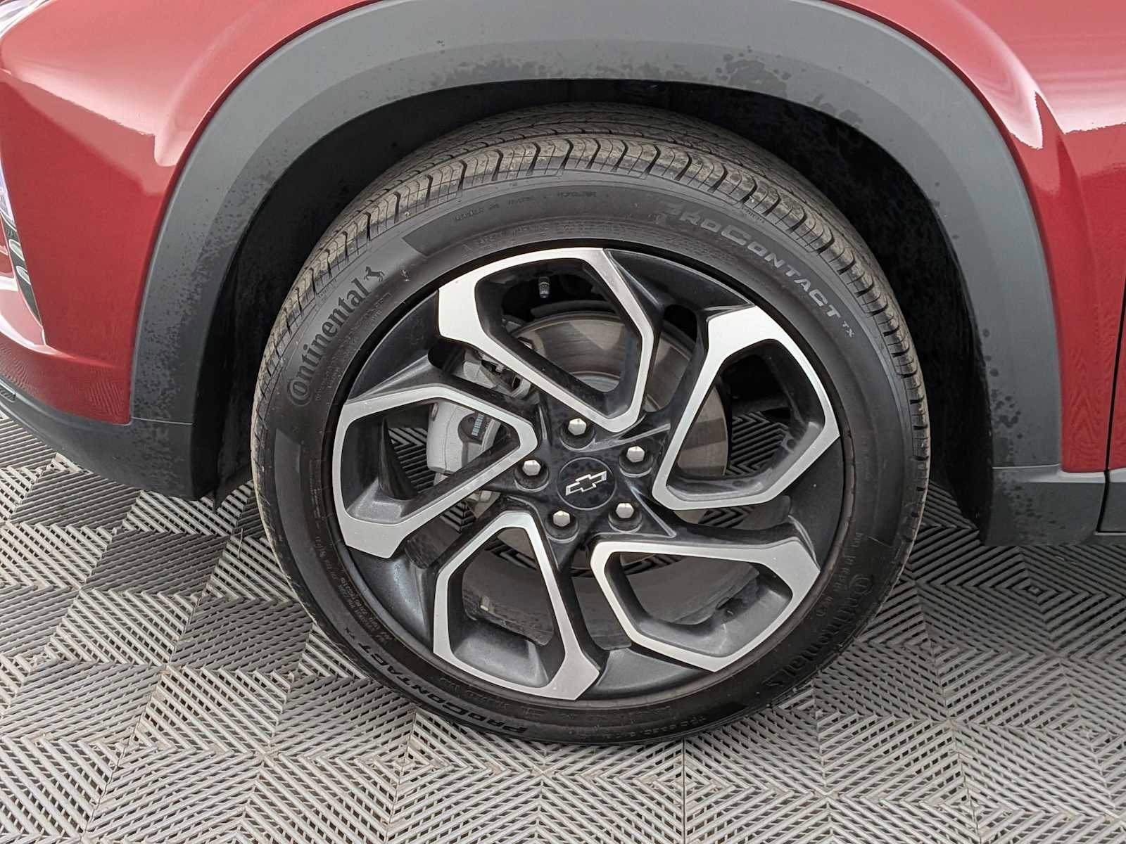Used 2025 Chevrolet Trax RS w/ Sunroof Package FWD image 14
