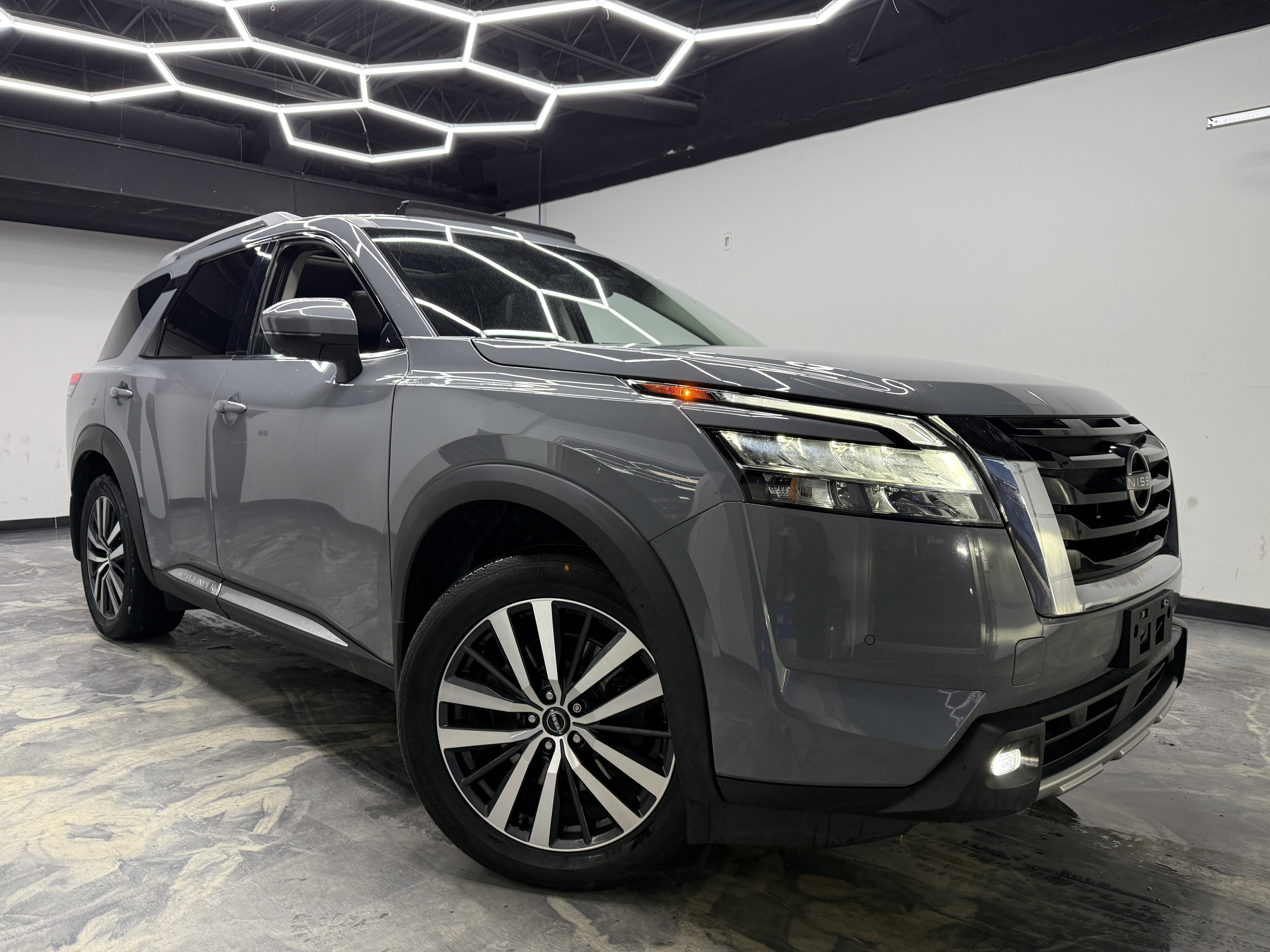 Used 2022 Nissan Pathfinder Platinum image 6